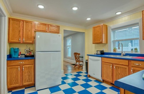Bristol House | Unwind in the recently remodeled cute little house at the iconic State Street.