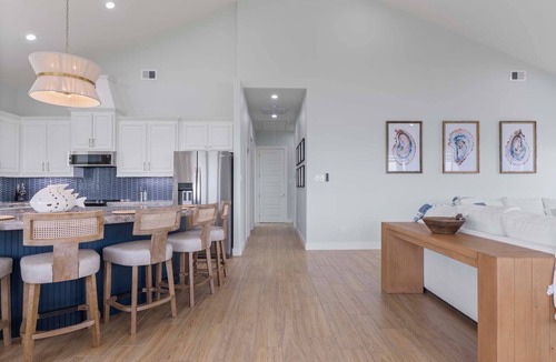 Palacios House | Unwind on the Bay- Fishing, Pool, Tennis, Basketball courts & Kids' Playground
