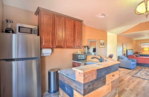 Desert View Apartment | Unwind Poolside! Dreamy Desert Oasis in Phoenix