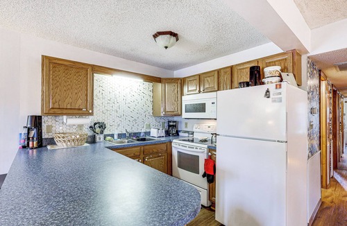 Caine Woods Condo | Unwind Poolside, Walk to Sand! Ocean City Condo