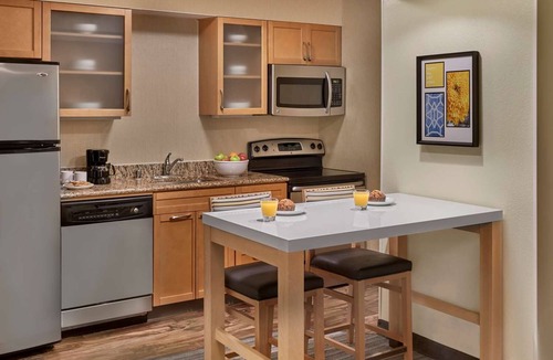 Blue Ash Hotel | Unwinding in Cincinnati! Full Kitchen, Free Breakfast, Pet-friendly Property!