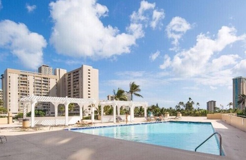 McCully - Moiliili Condo | Upbeat Hawaiian Monarch Studio | Pool + Gym