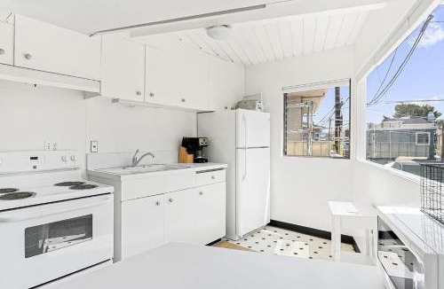 Balboa Island House | Updated 1Br Bayfront Cottage W Deck In Quiet Balboa Island By Beachview Rentals