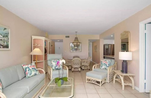 Marathon Condo | Updated 2/2 Condo on the Ocean with Private Beach and Pool