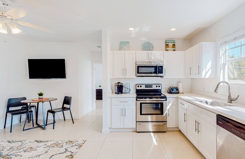 Flamingo Parks Apartment | Updated 2nd-floor home in great locale with high-speed WiFi - snowbird-friendly
