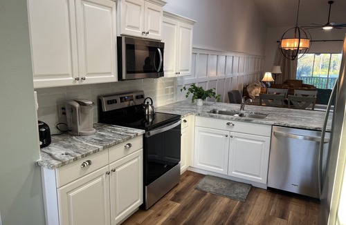 Sarasota Condo | Updated 2nd Floor Condo 10 miles from Siesta Key Beach