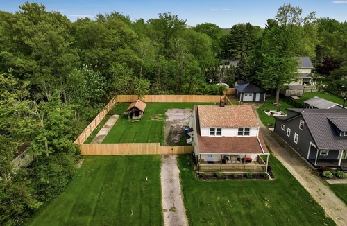 Lake Erie Beach Cottage | Updated 3 bedroom Lake Erie cottage steps from the water