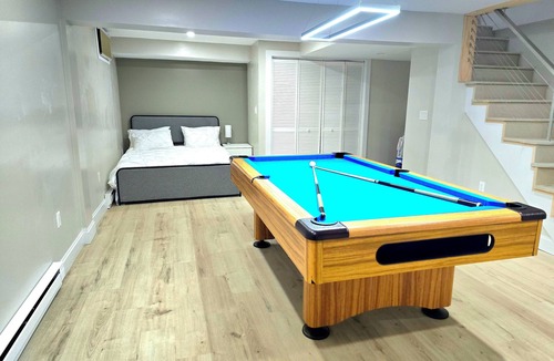 Springfield House | Updated 3Bedroom. 5beds group ready.Walk to the Casino and play game of Pool.