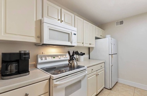 Harbour Town Apartment | Updated 3BR Sea Pines-New Furnishings-Sleeps 8-Pool - 887 Ketch Court