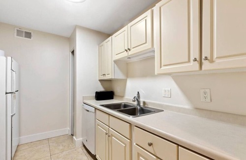 Harbour Town Apartment | Updated 3BR Sea Pines-New Furnishings-Sleeps 8-Pool - 887 Ketch Court