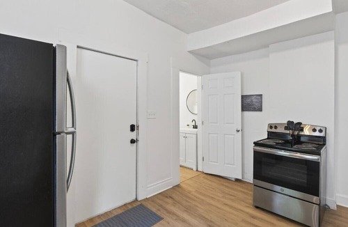 Olde Towne East House | Updated 4BR/2.5BA in Old Town East | Sleeps 12 | Walk to Downtown