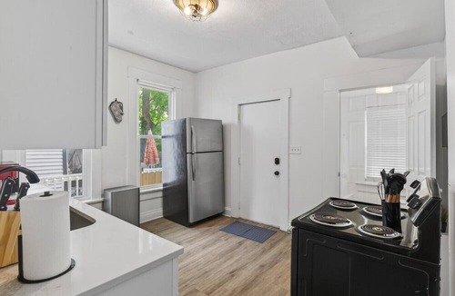 Olde Towne East House | Updated 4BR/2.5BA in Old Town East | Sleeps 12 | Walk to Downtown
