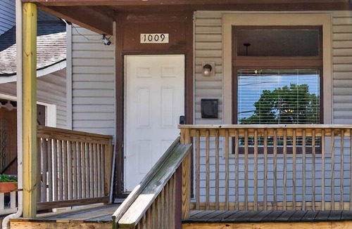 Olde Towne East House | Updated 4BR/2.5BA in Old Town East | Sleeps 12 | Walk to Downtown