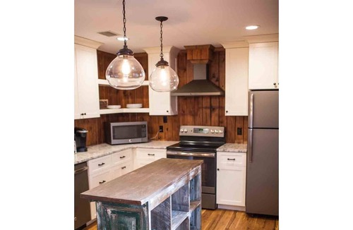 Destin House | Updated Beach Cottage. Easy Drive to the Beach! Close to Dining!