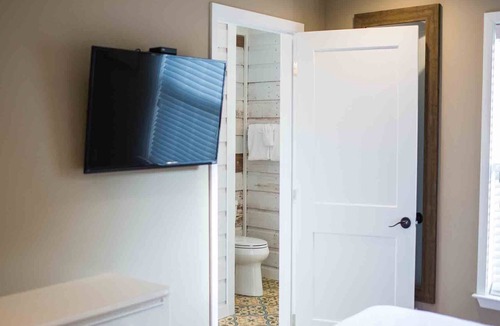 Destin House | Updated Beach Cottage. Easy Drive to the Beach! Close to Dining!