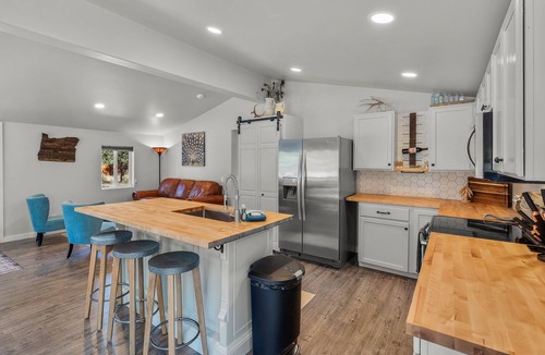 La Pine House | Updated Beauty has Queen Suite, Acreage, Pickleball Court and Peacocks!