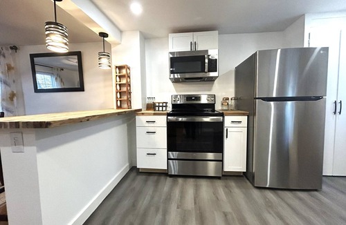 New Hartford House | Updated, bright Cape, Fenced-in yard, patio, BBQ, Sleep 6, minutes to Utica