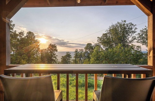Valley Head Cabin | Updated Brow View Cabin with Hot Tub/Fire Pit/Arcade in Mentone