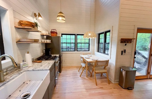 Bear Den Cabin | Updated cabin, hot tub views!