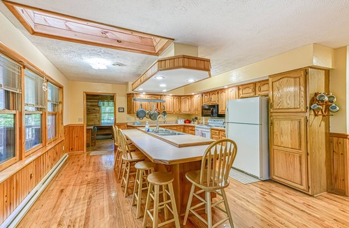 McHenry Cabin | Updated cabin with wraparound deck & forest view - dog-friendly