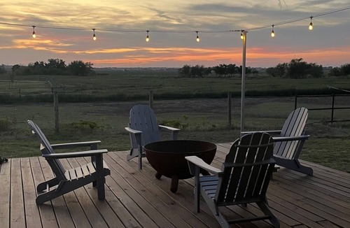 El Reno House | Updated camper with horse accommodations! Beautiful, quiet location
