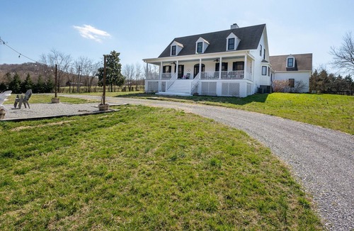 Thompson's Station House | Updated Cape Cod home on 10 acres, near Pilgrimage Music & Cultural Festival