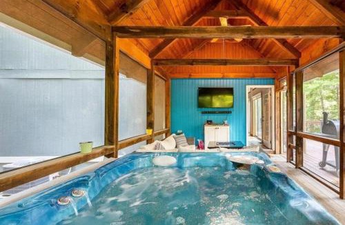 Old Fort House | Updated Classic Cabin, Private Community and Hot Tub
