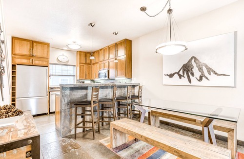 Government Camp Condo | Updated condo with pool & hot tub - easy access to skiing