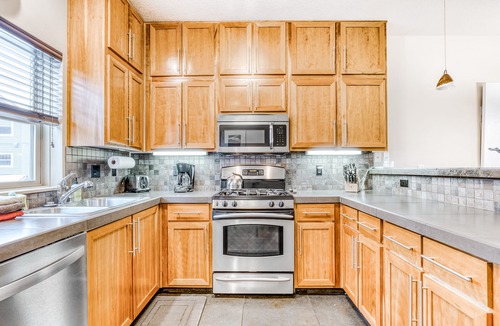 Government Camp Condo | Updated condo with pool & hot tub - easy access to skiing