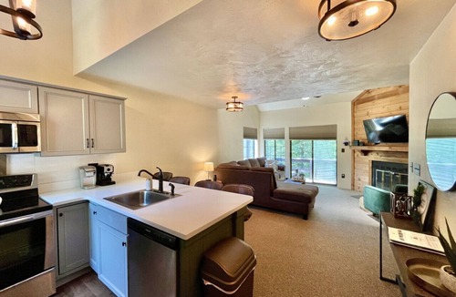 Hidden Valley Apartment | Updated Condo | Walk to Pool & A/C