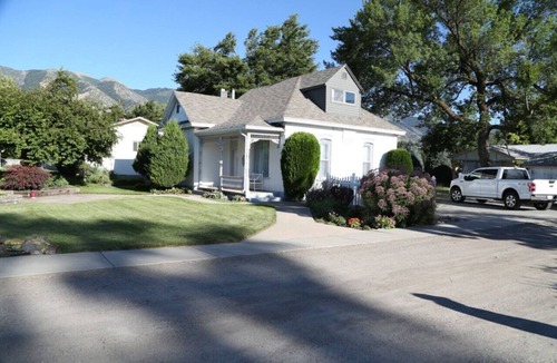 River Heights House | Updated Cottage Sleeps 8 Close to Logan