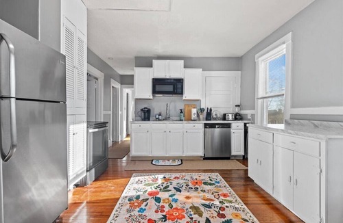 West Hartford Apartment | Updated & Cozy 2bd Near Blueback w. Off street Parking, Utilities + Wifi