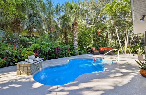 Summerplace House | Updated Cozy Beach House w/Heated Pool! A 4-minute walk to the Private Beach.
