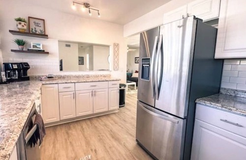 Seminole House | Updated Cozy & Tropical Home/2 Miles to Beach/Quiet Neighborhood