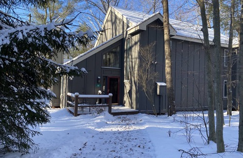 White Haven House | Updated Cute Chalet, Hot Tub! Close to lakes, hiking, state parks, golf course!