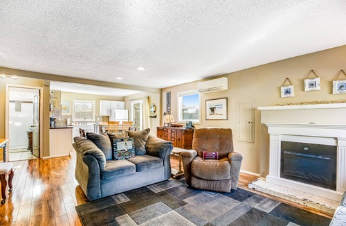 Gearhart Cottage | Updated Dog-Friendly Cottage with Outdoor Firepit, Five Blocks from the Beach