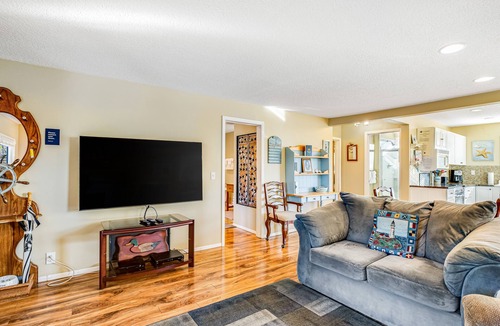 Gearhart Cottage | Updated Dog-Friendly Cottage with Outdoor Firepit, Five Blocks from the Beach