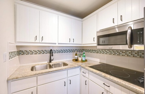 Old Naples Apartment | Updated Dtwn Naples Condo: Across From Beach!