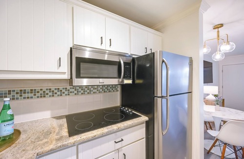 Old Naples Apartment | Updated Dtwn Naples Condo: Across From Beach!