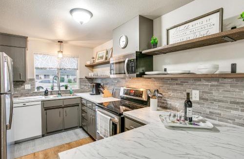 Enumclaw House | Updated Duplex Home < 1 Mi to Downtown Enumclaw!