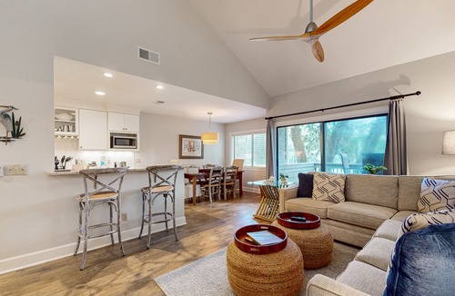 Sea Pines Condo | Updated Harbour Town Hideaway with Pool & Balcony | Walk to Shops & Golf
