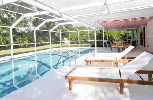 Willoughby Acres House | Updated Heated Olypmic Pool Retreat Near Mercado & Pet Friendly