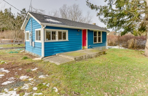 Oak Harbor House | Updated home close to everything w/ large yard & deck - 2 dogs welcome!
