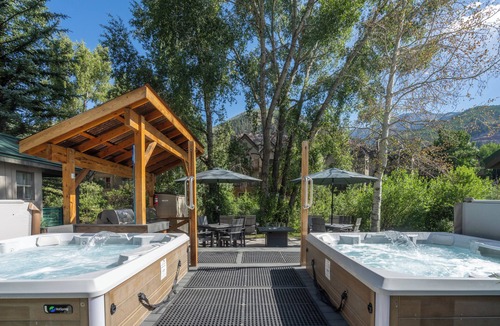 Telluride Hotel | Updated Hotel Room With Kitchenette, Seating Area at the Mountainside Inn