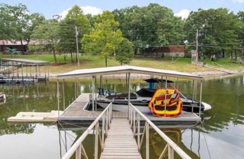 Cleora House | Updated lakefront home w/ boat dock near Shangri La!