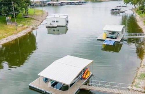 Cleora House | Updated lakefront home w/ boat dock near Shangri La!
