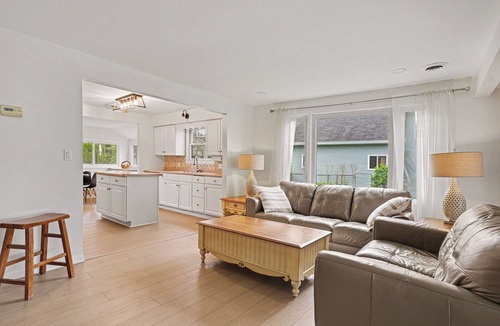Scotts House | Updated Lakefront House-Sand Bottom-Private Dock-Kayaks&SUPs-Bonfires! Sleeps 10
