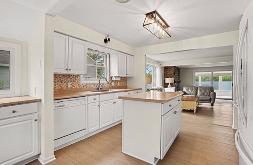 Scotts House | Updated Lakefront House-Sand Bottom-Private Dock-Kayaks&SUPs-Bonfires! Sleeps 10