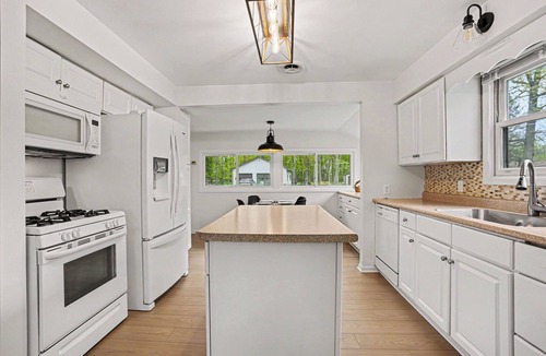 Scotts House | Updated Lakefront House-Sand Bottom-Private Dock-Kayaks&SUPs-Bonfires! Sleeps 10