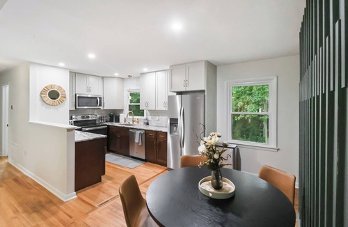 East Raleigh House | Updated & Modern Executive Rental Home Downtown: Pet and Long Stay Friendly